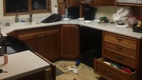Kerusakan akibat gempa terlihat di dalam rumah di Anchorage, Alaska. (Foto: dok. Reuters).