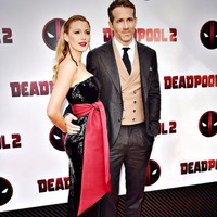 Ryan Reynolds memberikan anting rose gold 18 karat untuk istrinya tercinta, Blake Lively sebagai kado Valentine. Anting mungil berbentuk panah keluaran Anita Ko diprediksi sekitar Rp 22 juta.  Foto: Instagram