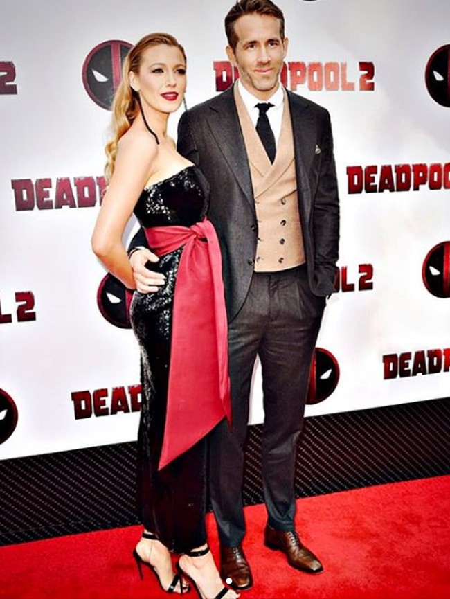 Ryan Reynolds memberikan anting rose gold 18 karat untuk istrinya tercinta, Blake Lively sebagai kado Valentine. Anting mungil berbentuk panah keluaran Anita Ko diprediksi sekitar Rp 22 juta.  Foto: Instagram