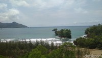 Gugusan pulau-pulau karang yang ada di sekitar bibir pantai tampak lebih eksotis disaksikan dari atas gardu pandang, mirip di Bali. (Adhar Muttaqin/detikTravel)
