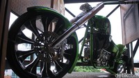 Karena memang konsepnya kustom, maka hampir sebagian besar komponennya dibuat hand made. Misalnya seperti handlebar, headlight, tangki, termasuk sepatbor. Foto: Rifkianto Nugroho/detikOto