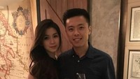 Kali ini, sang pilot terlihat sedang menikmati minuman berpose dengan istri tercinta. Foto: Instagram @vincentraditya