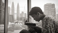 Masih dalam suasana ulang tahun. Thariq terlihat memegang kue cokelat, untuk merayakan ulang tahunnya ketika ia tengah berada di Kuala Lumpur. Foto: Instagram @thariqhalilintar