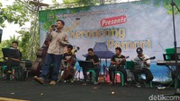 Pada akhir pekan Dinas Pariwisata Trenggalek menggelar berbagai pertunjukan seni, mulai dari musik keroncong, band hingga kesenian tradisional. (Adhar Muttaqin/detikTravel)