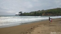 Pantai ini menjadi salah satu andalah destinasi wisata bagi pemerintah Kabupaten Trenggalek. (Adhar Muttaqin/detikTravel)