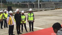 Proyek Jalan Tol Ciawi-Sukabumi seksi 1 ruas Ciawi-Cigombong diperoleh Waskita pada tahun 2015 dengan nilai kontrak sebesar Rp 2,06 triliun. Foto: Sylke Febrina Laucereno