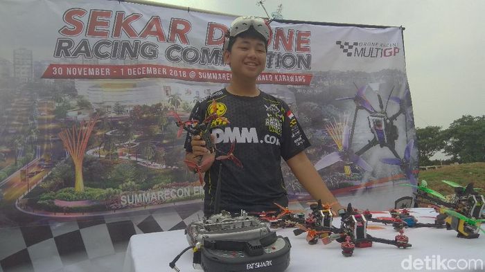 Axel Mario Lengkong pembalap drone belia berprestasi memperlihatkan pesawat drone miliknya (Luthfiana Awaluddin/detikSport) Axel Mario Lengkong pembalap drone belia berprestasi memperlihatkan pesawat drone miliknya (Luthfiana Awaluddin/detikSport)