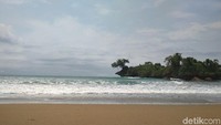 Keindahan pantai yang dihiasi batu-batu karang alami ini mampu untuk memanjakan mata dan menghilangkan stres. (Adhar Muttaqin/detikTravel)