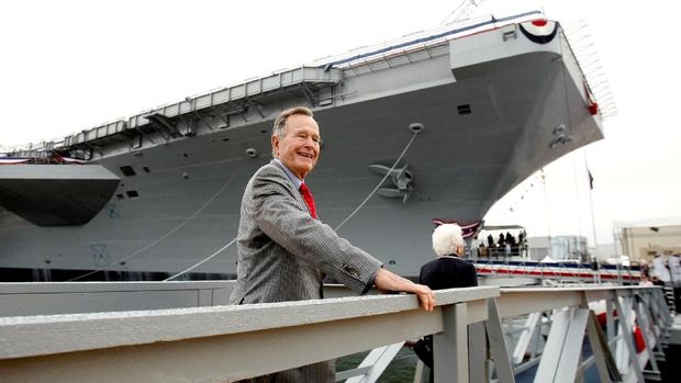 Mantan Presiden AS President George H.W. Bush. REUTERS/Kevin Lamarque/File Photo FILE PHOTO: Former President George H.W. Bush walks the gangway as he arrives for the christening ceremony of the USS George H.W. Bush at Northrop-Grumman's shipyard in Newport News, Virginia October 7, 2006. REUTERS/Kevin Lamarque/File Photo