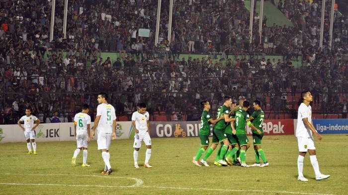 Pesepak bola PSMS Medan meluapkan kegembiraan seusai membobol gawang Persebaya Surabaya pada laga kompetisi Liga 1 Indonesia, di Stadion Teladan, Medan, Sumatra Utara, Sabtu (1/12/2018). PSMS Medan mengalahkan Persebaya Surabaya dengan skor 4-0. ANTARA FOTO/Septianda Perdana/kye.