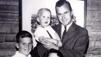 Foto George HW Bush bersama anak-anaknya yang masih kecil, Neil, George W., Jeb dan Marvin. Foto diambil tahun 1956. REUTERS/File Photo.