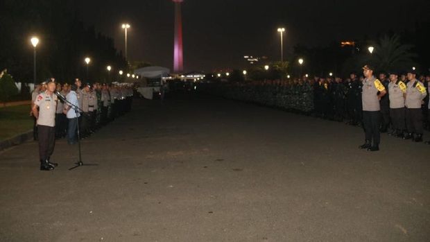 Suasana apel pengamanan reuni 212 di Monas.