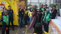 Namun akhirnya, Cakra Jiwa melakukan aksi yang cukup ekstrim dan menyita perhatian pengunjung. Ia harus memotong mentimun hingga memecahkan balon dengan sebuah golok dengan mata tertutup.  Foto: dok. detikFood