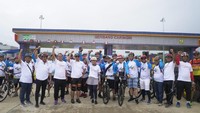 Kegiatan Gowes 1000 Millenial ini dilepas oleh Deputi Bidang Infrastruktur Bisnis Kementerian BUMN Hambra Samal, Direktur Utama PT Waskita Karya (Persero) Tbk I Gusti Ngurah Putra, dan Direktur Consumer Service PT Telekomunikasi Indonesia (Persero) Tbk Siti Choiriana./Foto: Dok. Kementerian BUMN