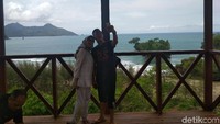 Kini untuk menikmati keindahan Pantai Pelang, dapat dilihat dari atas gardu pandang di atas bukit karang yang ada di kawasan Pelang. (Adhar Muttaqin/detikTravel)