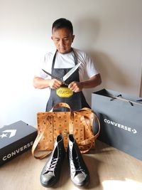 Meraup Cuan dengan 'Memutilasi' Sepatu