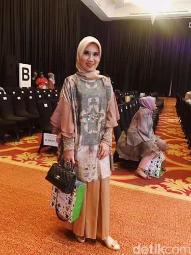 Cerita Pelanggan Setia Ria Miranda, Koleksi Bajunya Hingga 200 Buah