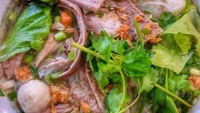 Waduh ini daging bebeknya banyak sampai menutupi bihunnya. Pelengkap daun ketumbar bikin rasa dan aromanya makin sedap. Foto : Instagram @jmeriana
