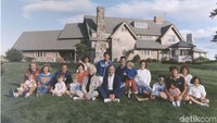 Ini adalah foto George HW Bush bersama anak dan cucunya di depan rumah mereka di Kennebunkport, Maine, 24 Agustus 1986. REUTERS/File Photo.