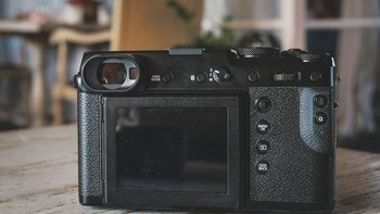 Layar juga bisa diputar 2 axis, yang memudahkan untuk membuat foto dengan low angle baik orientasi landscape (horizontal) maupun portrait (vertical). Foto: Sina Mobile