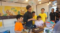 Kaesang juga membuat kue ulang tahun dari tumpukan nugget pisang milik Sang Pisang dengan Unyil dan Melani. Sebelum memulai, ia mengenakan sarung tangan plastik lebih dulu.  Foto: dok. detikFood