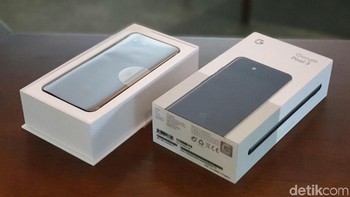 Pixel 3 hadir dalam tiga varian warna. Namun yang diunboxing kali ini versi Just Black. Foto: Adi Fida Rahman/detikINET
