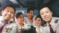 Berulang tahun, pilot Vincent pun mendapatkan surprise berupa kue ulang tahun cantik dari crewnya. Foto: Instagram @vincentraditya