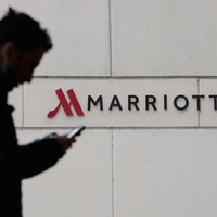 Marriott International merupakan salah satu jaringan hotel terbesar dunia. Didirikan oleh John Willard Marriorr dan istrinya Alice Sheets Marriott yang awalnya hanya menjual minuman root beer di Washington, D.C., pada 1927. Bisnisnya berkembang menjadi restoran, dan makin besar hingga hotel pertamanya berdiri dengan nama Twin Bridges Marriott Motor Hotel pada 1957. Foto: Scott Olson/Getty Images