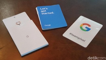 Selain jarum pembuka SIM Card dan buku petunjuk, diberikan pula sticker Google. Foto: Adi Fida Rahman/detikINET