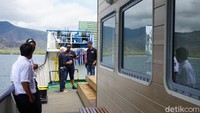 Dalam peresmian ini KMP Komodo juga bersandar di Pulau Komodo. Rombongan Gubernur NTT meninjau Pulau Komodo bersama para ranger yang ada di lokasi (Shinta/detikTravel)