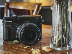Penampakan GFX 50R, Kamera Medium Format Anyar Fujifilm