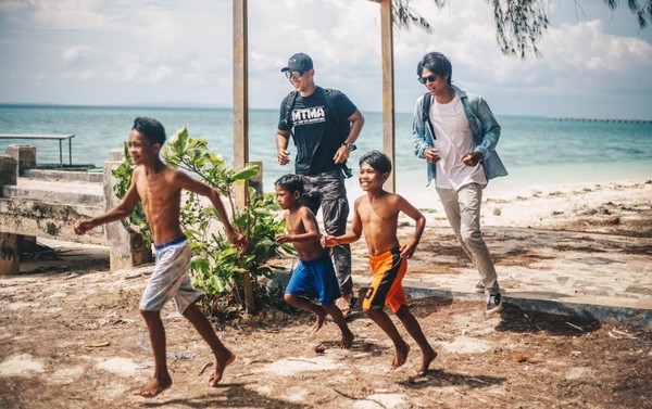 Bermain bersama anak lokal di Pantai Hoga, Kaledupa (Brian Sumito/Istimewa)