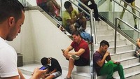 Para pria yang sengsara ini pun biasanya selalu berkumpul menghabiskan waktu dengan gayanya masing-masing. Istimewa/Boredpanda.