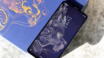Mi Mix Forbidden City ini hadir dengan layar AMOLED 6,4 inch. Foto: Sina Mobile