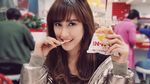 Pose Seksi Louise Anastasya Kala Sarapan dan Cicip Buah Segar