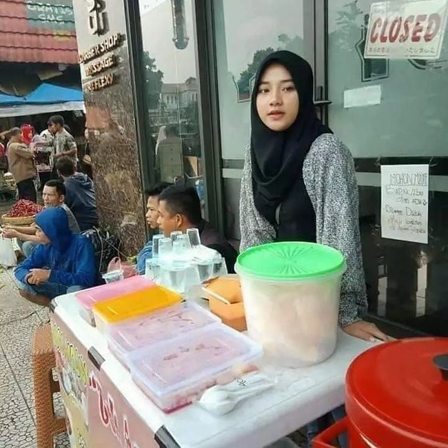 Penjual Makanan Cantik dan Seksi Ini Hebohkan Foodies Sepanjang 2019