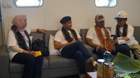 Beberapa petinggi dan pejabat setempat mencoba lounge yang ada di KMP Komodo (Shinta/detikTravel)
