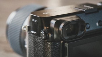 Kelebihan Fujifilm GFX 50R terletak di ukuran dan beratnya yang relatif lebih tipis dan ringan (775 gram body) only tapi tetap memiliki jendela bidik built-in berkualitas tinggi. Foto: Sina Mobile