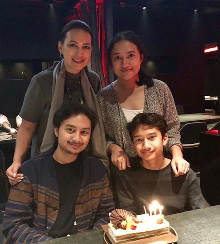 Quality Time Ira Wibowo, Sempatkan Liburan Bareng Ketiga 