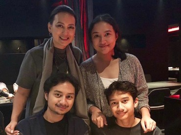 Quality Time Ira Wibowo, Sempatkan Liburan Bareng Ketiga 