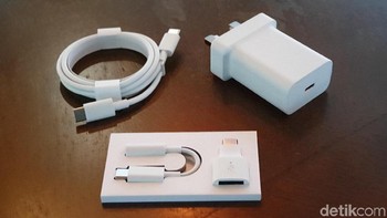 Dalam kemasan penjual turut diberikan charger, kabel data, conveter USB Type C ke jack audio 3,5 mm dan adapter OTG USB Type C. Foto: Adi Fida Rahman/detikINET