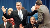 Bush (tengah) berfoto bersama George W Bush (kiri) dan Jeb Bush (kanan) pada 10 Juni 1999. REUTERS/Adrees Latif/File Photo.