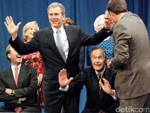 Bush Senior, Dari Pilot Perang Dunia II Hingga Usir Irak dari Kuwait