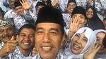 Momen Ceria Jokowi Selfie Bareng Guru di Ultah ke-73 PGRI
