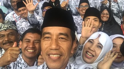Momen Ceria Jokowi Selfie Bareng Guru di Ultah ke-73 PGRI