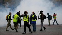 Para demonstran menentang kebijakan kenaikan harga bahan bakar dan pajak lingkungan pada transportasi yang mencemari lingkungan. REUTERS/Stephane Mahe.