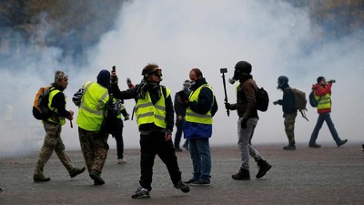Gas Air Mata Bubarkan Massa Rompi Kuning di Paris