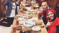  Keluarga Gen Halilintar memang punya hubungan yang sangat dekat. Kali ini Thariq makan malam dengan hidangan seafood yang lengkap, bersama seluruh anggota keluarganya.  Foto: Instagram @thariqhalilintar