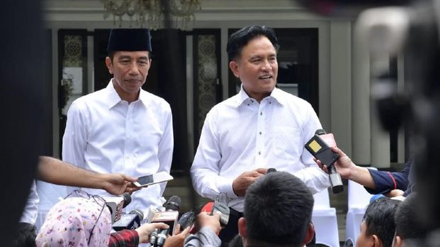 Ketum PBB Yusril Ihza Mahendra bersama Presiden Jokowi di Istana Bogor.