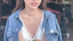 Pose Seksi Louise Anastasya Kala Sarapan dan Cicip Buah Segar